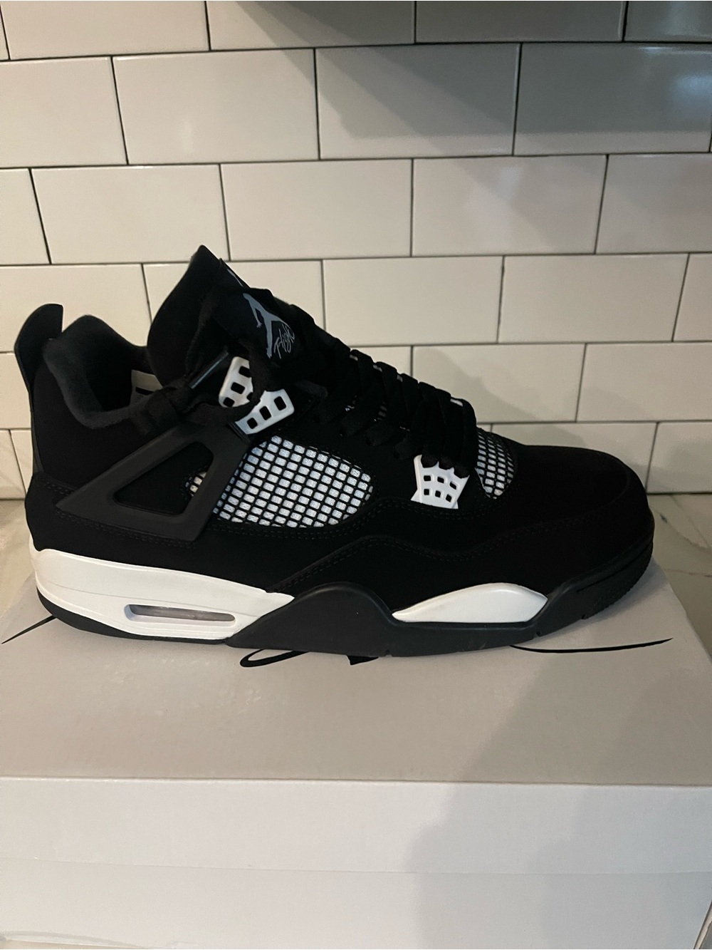 Mens Retro 4 White Thunder Size 11.